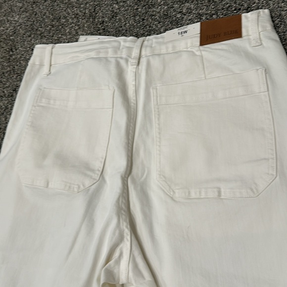 Nwt Judy Blue tie waist with snap and zip. Large pockets and cuffed hem. So cute - Picture 7 of 8